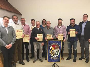Ehrungen standen bei der Blaskapelle Oberbach an (von links): Stephan Kirchner (2. Vorsitzender), Harald Breitenbach, Martin Rüttiger, Erhard Ziegler, Robert Kirchner, Carina Breitenbach, Walter Nüchter, Jochen Rüttiger, Joachim Kirchner und Andreas Fuß (1. Vorsitzender). Foto: Evelyn Schneider