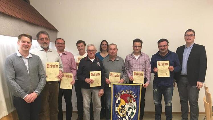 Ehrungen standen bei der Blaskapelle Oberbach an (von links): Stephan Kirchner (2. Vorsitzender), Harald Breitenbach, Martin Rüttiger, Erhard Ziegler, Robert Kirchner, Carina Breitenbach, Walter Nüchter, Jochen Rüttiger, Joachim Kirchner und Andreas Fuß (1. Vorsitzender). Foto: Evelyn Schneider
