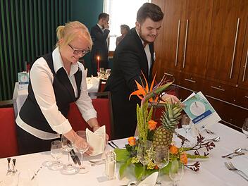 Praktische Pr&uuml;fung bei den Hotelfachkr&auml;ften: Auch Tischdekoration geh&ouml;rt dazu. Unser Bild zeigt zwei Pr&uuml;fungsteilnehmer der Berufsschule Bad Kissingen, die die Pr&uuml;fung 2018 ablegten. Foto: Peter Rauch/Archiv