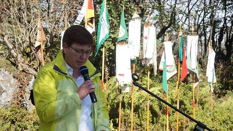 Oberelsbachs Bürgermeisterin Birgit Erb sprach bei der Heidelsteinfeier  zum Thema Nachhaltigkeit und Wandern. Foto: Marion Eckert