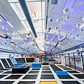 Das weitläufige Areal des Trampolinparks umfasst zehn Themenbereiche, in denen jeweils unterschiedliche Aktivitäten im Vordergrund stehen. Foto: AIRTIME Trampolinhalle Nürnberg