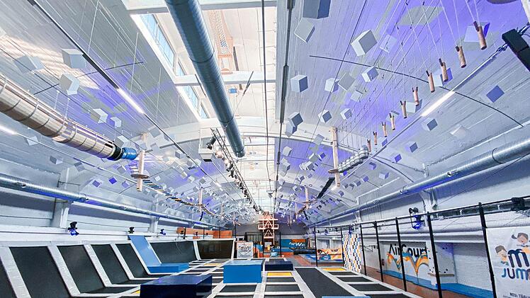 Das weitläufige Areal des Trampolinparks umfasst zehn Themenbereiche, in denen jeweils unterschiedliche Aktivitäten im Vordergrund stehen. Foto: AIRTIME Trampolinhalle Nürnberg