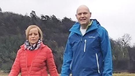 Christian B&ouml;hmer und seine Frau Petra gehen gern mit ihrem kurzhaarigen ungarischen Vorstehhund Oli in der Natur rund um Ebensfeld spazieren. Foto: pr