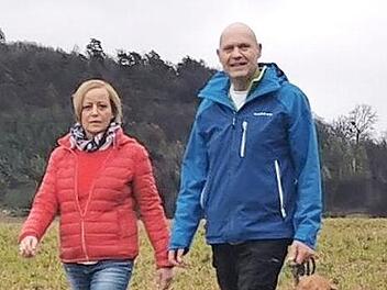 Christian Böhmer und seine Frau Petra gehen gern mit ihrem kurzhaarigen ungarischen Vorstehhund Oli in der Natur rund um Ebensfeld spazieren. Foto: pr