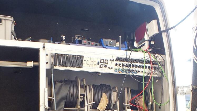 Im Übertragungswagen ist für alle Fälle vorgesorgt.   Foto: Manfred Welker