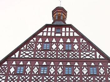 Eine Paradebeispiel für schönes Fachwerk in Franken: das alte Rathaus in Ebern  Foto: Ralf Kestel/Archiv
