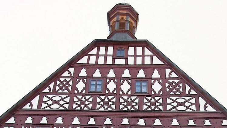 Eine Paradebeispiel für schönes Fachwerk in Franken: das alte Rathaus in Ebern  Foto: Ralf Kestel/Archiv