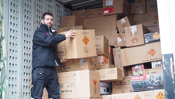 Das zweite Jahr infolge muss Marco Djurin die bereits verpackte Ware wieder aus dem Container laden.