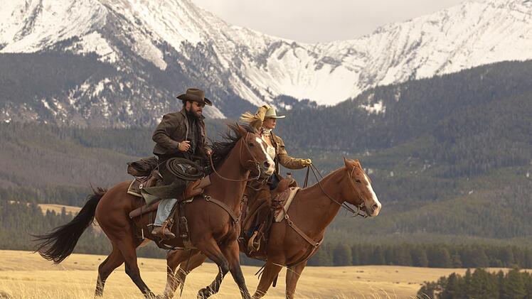 Beth Dutton (Kelly Reilly) und Rip Wheeler (Cole Hauser) verabschieden sich aus Montana nach Texas - und nehmen ihre Probleme mit.