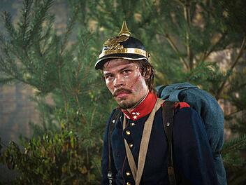 Habsburg gegen Hohenzollern Der Kriegsfreiwillige Heinrich von Gablenz (Simon Schofeld) kämpft für Preußen im Swiepwald nahe Königgrätz. Dort rieben sich die fehlgeleiteten österreichischen Truppen entscheidend auf.
