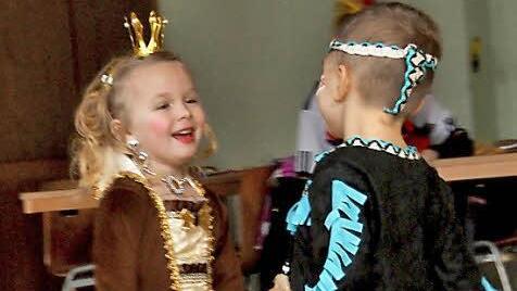 Sichtlich auf einer Wellenlänge lagen der Indianer und die bezaubernde Prinzessin.