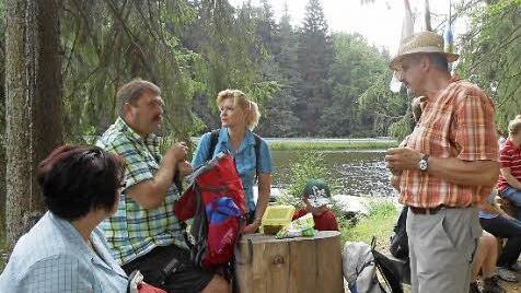 Kurzer Zwischenstopp am Spiegelteich. Willi rucker (rechts) hatte auch diesmal eine reizvolle Strecke ausgesucht.