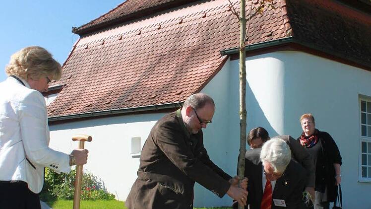 Mit vereinten Kräften pflanzten Adelheid Hüttinger, Bürgermeister Robert Herrmann, Alfred Neugebauer, Kassier Michael Einwag und Katharina Tschischka schließlich noch einen Baum, der das lange gute Leben der Kinderkrippe symbolisieren soll.