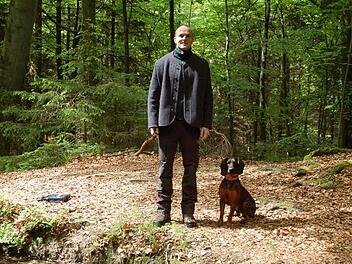 Fabian Hecker mit seinem Rüden Gino an einem Weiher im Seßlacher Gehrenholz. Foto: Rainer Lutz