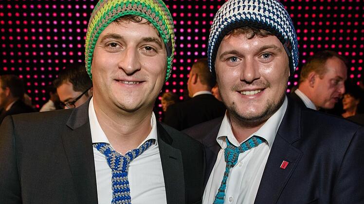 Die Helmbrechtser Thomas Jaenisch und Felix Rohland mit ihrer wärmenden Geschäftsidee auf dem Kopf. Foto: Franziska Krug