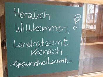 Begrüßungstafel in einem der leeren Klassenzimmer Fotos: Friedwald Schedel