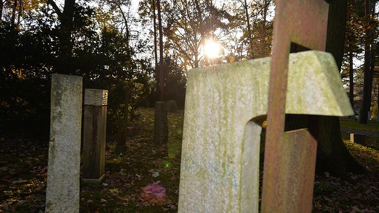 Herbstsonne lässt Stein und Metall in besonderem Licht erscheinen. Foto: Ronald Rinklef
