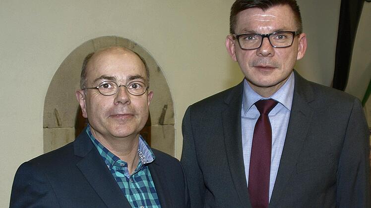 Bürgermeister Armin Warmuth (rechts) ehrte Weltmeister Bernhard Kreps (links).