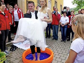 Michael und Eva-Maria Hartmann werden nach ihrer Trauung von den Aktiven der Wasserwacht und des Tennisclubs begrüßt. Foto: Dieter Hübner