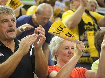 Die HSC-Fans waren begeistert vom ersten Auftritt des HSC. Die Heimpremiere in der 1. Handball-Bundesliga ging zwar mit 19:31 gegen den Deutsche Meister verloren, doch die Stimmung war toll. Fotos: Timo Geldner