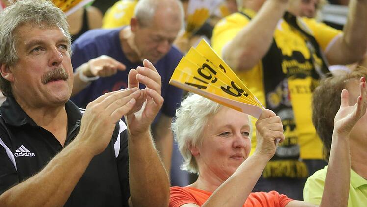 Die HSC-Fans waren begeistert vom ersten Auftritt des HSC. Die Heimpremiere in der 1. Handball-Bundesliga ging zwar mit 19:31 gegen den Deutsche Meister verloren, doch die Stimmung war toll. Fotos: Timo Geldner