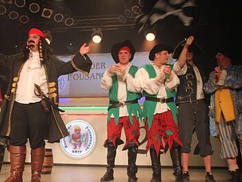 Der "Fluch" war zwar namensgebend für den Büttenabend in Rothenkirchen, für die Zuschauer dürfte sich der Abend aber deutlich positiver angefühlt haben. Dafür sorgten auch die Freibeuter um Käpt'n Christian Haderlein (links). Foto: Veronika Schadeck