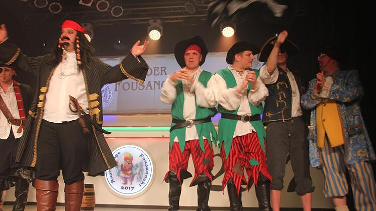 Der "Fluch" war zwar namensgebend für den Büttenabend in Rothenkirchen, für die Zuschauer dürfte sich der Abend aber deutlich positiver angefühlt haben. Dafür sorgten auch die Freibeuter um Käpt'n Christian Haderlein (links). Foto: Veronika Schadeck