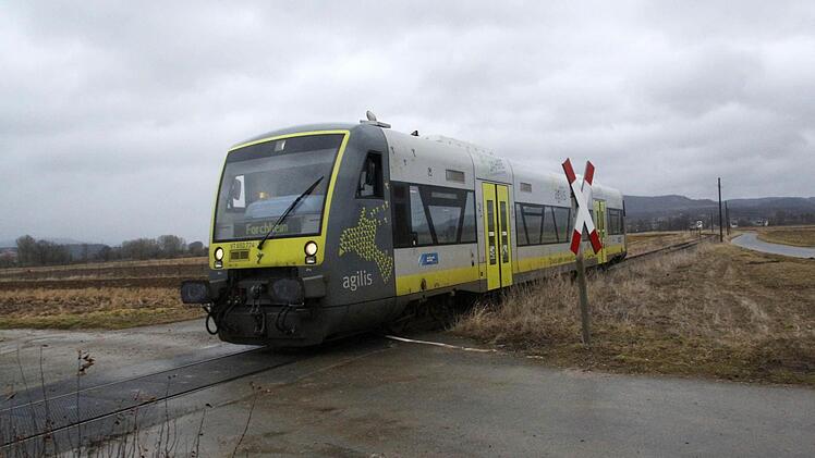 Die Wagen der Verkehrsgesellschaft Agilis sollen umweltfreundlicher werden: Batterien statt Diesel lautet die Alternative. Foto: Josef Hofbauer