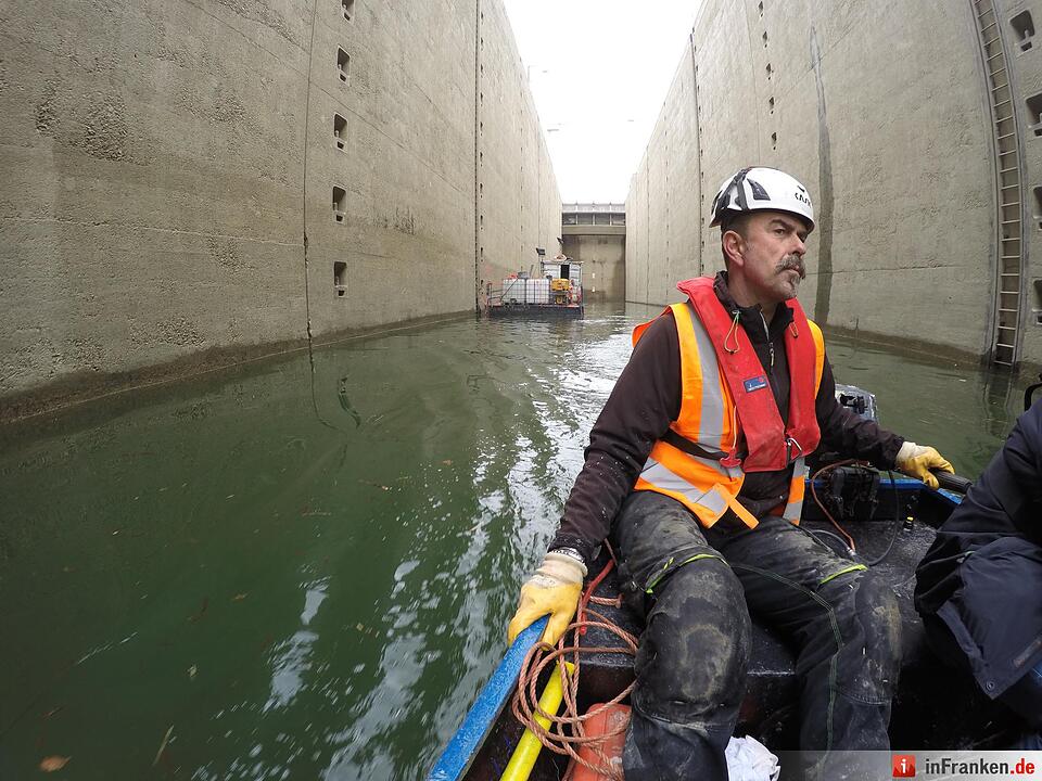 Auf Foto-Tour im  Inneren der Schleuse Erlangen