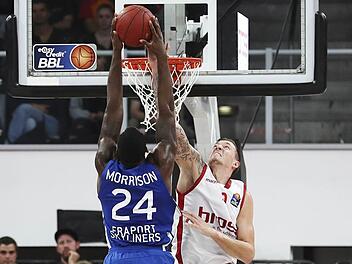 Frankfurts Center Mike Morrison hat die Rechnung ohne Daniel Theis (r.) gemacht. Im Schnitt blockt Bambergs athletischer 2,04-Meter-Mann in der Liga 1,2 Würfe pro Spiel. Foto: Daniel Löb