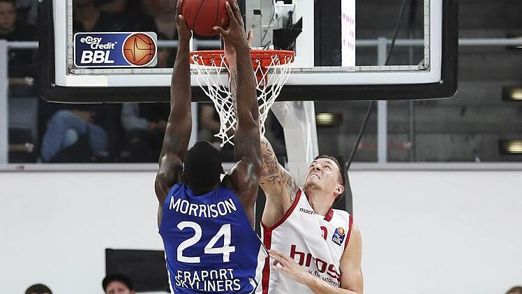 Frankfurts Center Mike Morrison hat die Rechnung ohne Daniel Theis (r.) gemacht. Im Schnitt blockt Bambergs athletischer 2,04-Meter-Mann in der Liga 1,2 Würfe pro Spiel. Foto: Daniel Löb