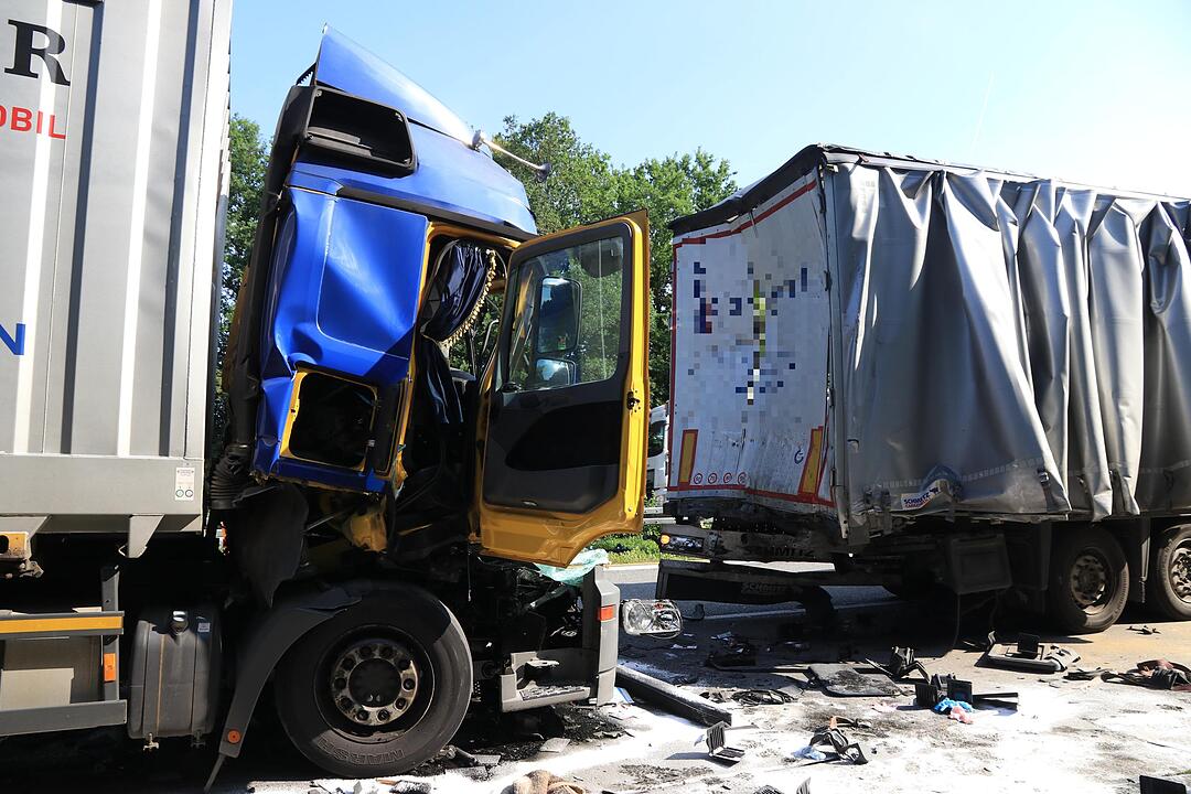 Schwerer Lkw-Unfall auf A3 sorgt für Vollsperrung