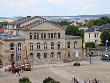 Das Landestheater mit dem Palais Kyrill rechtsdaneben: Wo sich heute noch das Kinderhaus befindet, werden in einigen Jahren Musiker des Theaters proben. Foto: Simone Bastian