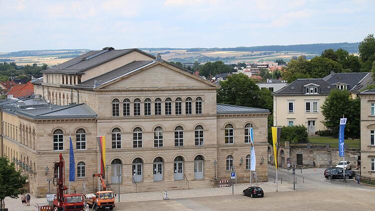 Das Landestheater mit dem Palais Kyrill rechtsdaneben: Wo sich heute noch das Kinderhaus befindet, werden in einigen Jahren Musiker des Theaters proben. Foto: Simone Bastian