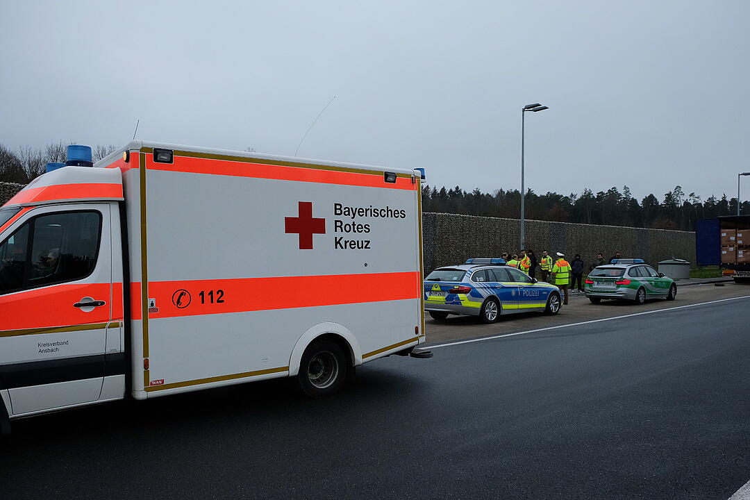 A6 im Kreis Ansbach: Klopfgeräusche aus dem Lkw – Polizei findet sechs Flüchtlinge