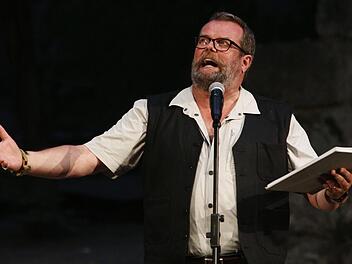 Mit Furor und unvergleichlichem Tempo hetzt Jochen Malmsheimer seine Figuren aufeinander. Ein Geniestreich!Jochen Nützel
