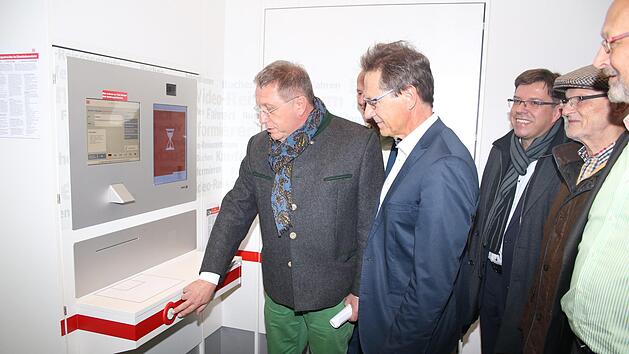 Oberbürgermeister Henry Schramm, Harald Wehmeier (Deutsche Bahn), die Stadträte Thomas Nagel und Siegmund Huhn und Reinhold Pohl (Deutschen Bahn) testen das neue Video-Reisezentrum.Foto: Stefanie Gleixner