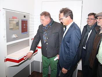 Oberb&uuml;rgermeister Henry Schramm, Harald Wehmeier (Deutsche Bahn), die Stadtr&auml;te Thomas Nagel und Siegmund Huhn und Reinhold Pohl (Deutschen Bahn) testen das neue Video-Reisezentrum.Foto: Stefanie Gleixner