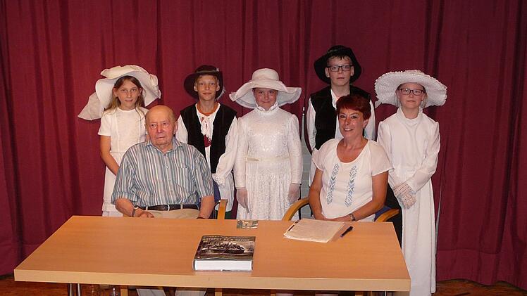 Udo Taubmann (links) berichtete als Zeitzeuge von seinen Kriegserlebnissen und (rechts) Karin Escher erz&auml;hlte von ihrem Vater Albert Sauerbrey ebenfalls seine Kriegsgeschichte. Im Hintergrund die kleinen Annas und Kasper Wanks. Foto: Karin G&uuml;nther