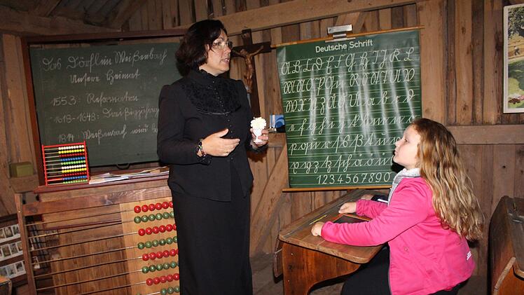 Schulfräulein Emilie führt die Schüler durch eine spannende Schulstunde, wie sie im vergangenen Jahrhundert stattfand. Foto. Julia Raab