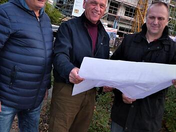 Die Erweiterung der Kindertagesstätte ist eines der großen Projekte, für die sich Bürgermeister Hermann Anselstetter starkgemacht hat. Hier ist er im Gespräch mit SPD-Fraktionssprecher Jörg Treutler (links) und Ortsvereinsvorsitzendem Gotthard Luthardt (rechts).Werner Reißaus