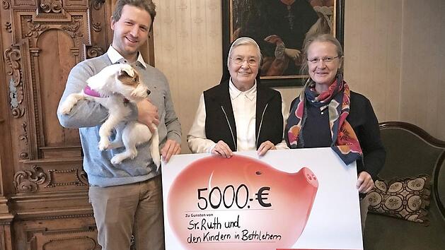 Peter Fröhlich, Schwester Ruth Reißig CJ und Ursula Fröhlich bei der Scheckübergabe Foto: Manfred Welker