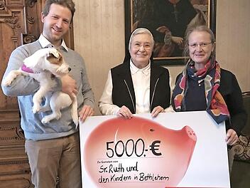 Peter Fröhlich, Schwester Ruth Reißig CJ und Ursula Fröhlich bei der Scheckübergabe Foto: Manfred Welker