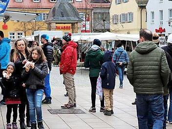 Breze und Bratwurstbrötchen gehen immer: Besucher des ersten Marktes in diesem Jahr  Foto: Johanna Blum
