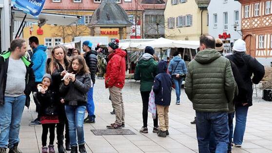 Breze und Bratwurstbrötchen gehen immer: Besucher des ersten Marktes in diesem Jahr  Foto: Johanna Blum