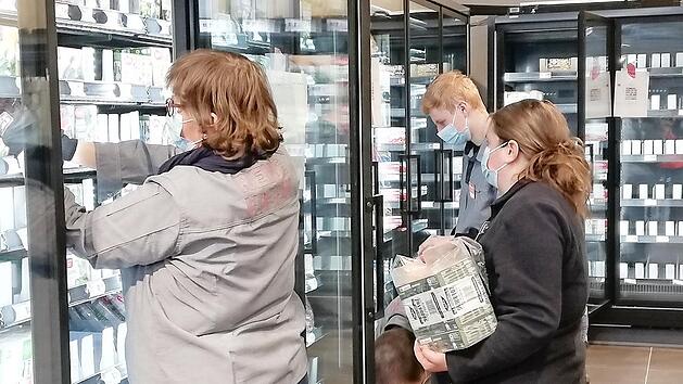 Seit der Markt-&Uuml;bergabe an den Betreiber werden der Einkaufsmarkt eingerichtet sowie Regale und K&uuml;hlschr&auml;nke aufgef&uuml;llt.