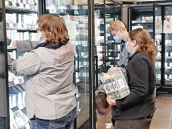 Seit der Markt-Übergabe an den Betreiber werden der Einkaufsmarkt eingerichtet sowie Regale und Kühlschränke aufgefüllt.