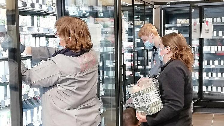Seit der Markt-Übergabe an den Betreiber werden der Einkaufsmarkt eingerichtet sowie Regale und Kühlschränke aufgefüllt.