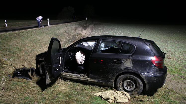 Im Wassergraben gelandet: BMW-Fahrer verliert die Kontrolle &uuml;ber sein Fahrzeug