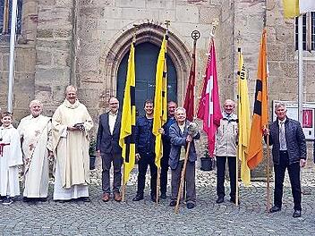 Die KAB-Ortsgruppen zogen eingangs mit ihren Fahnen und Bannern in die Stadtpfarrkirche ein.
